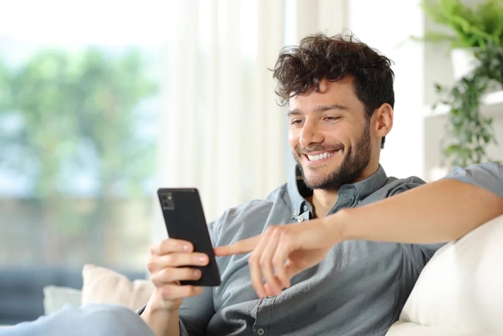 hombre en celular haciendo inversión en pagaré