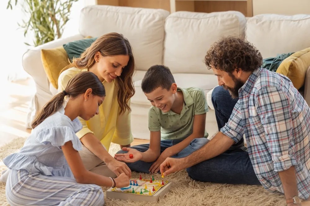 Familia con juegos de finanzas para niños