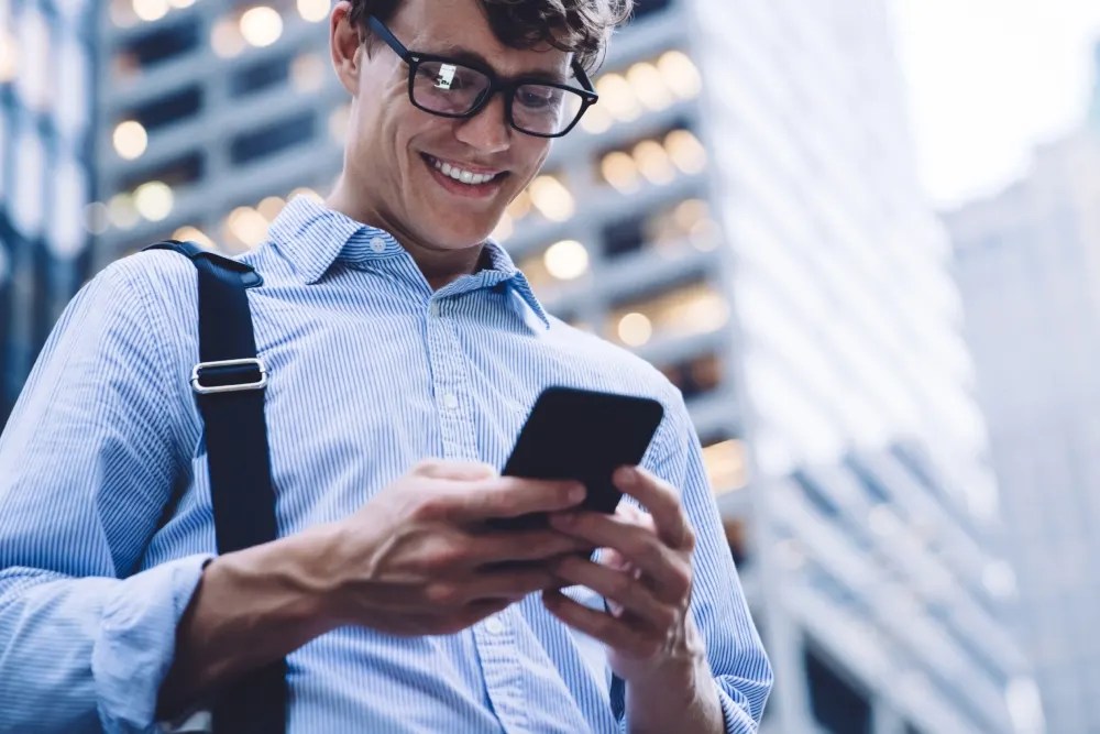 hombre en celular: participación de los trabajadores en las utilidades
