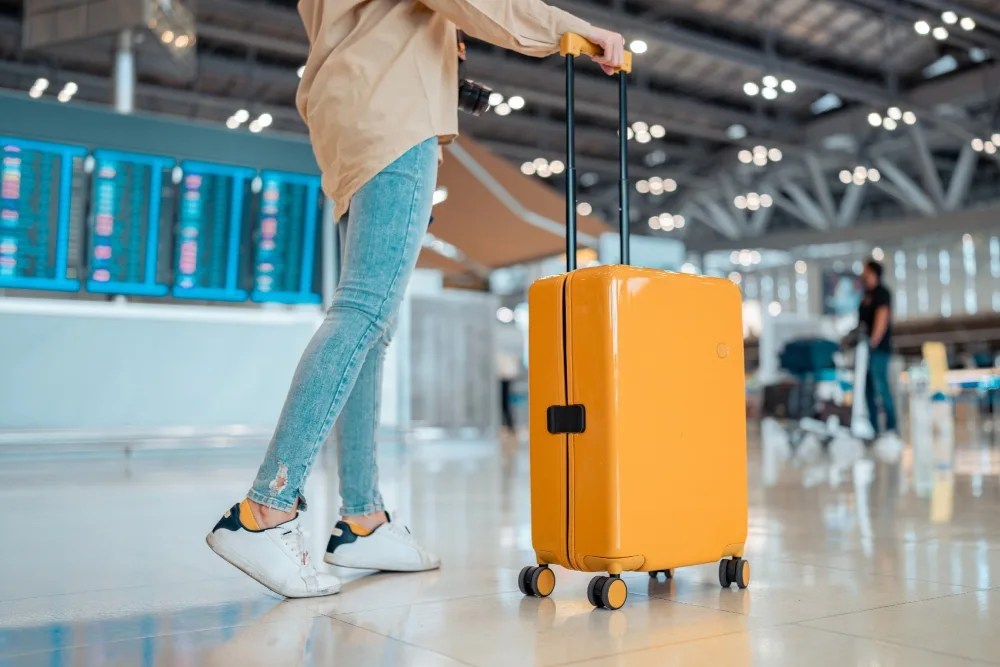 presupuesto de viaje: mujer en aeropuerto 