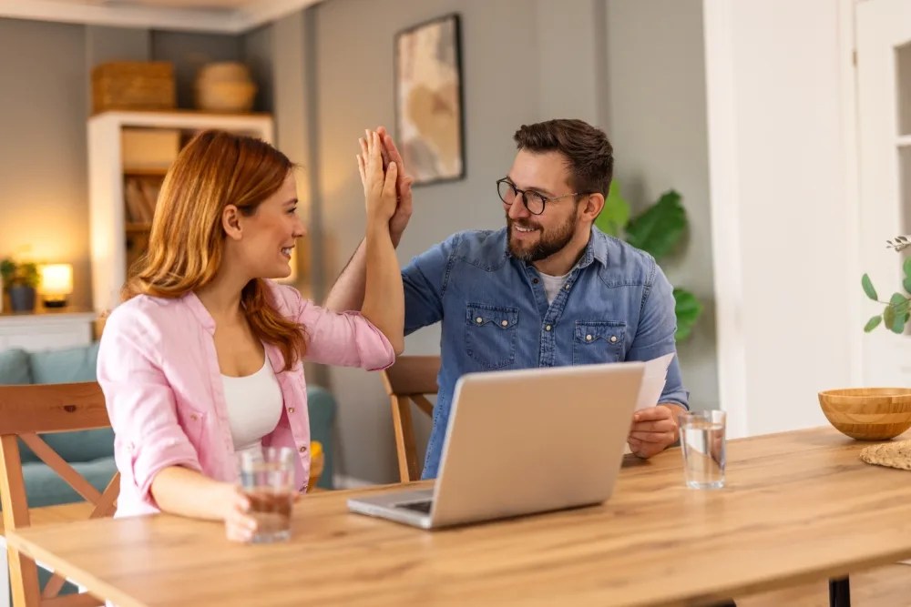 pareja felices con su presupuesto de vacaciones