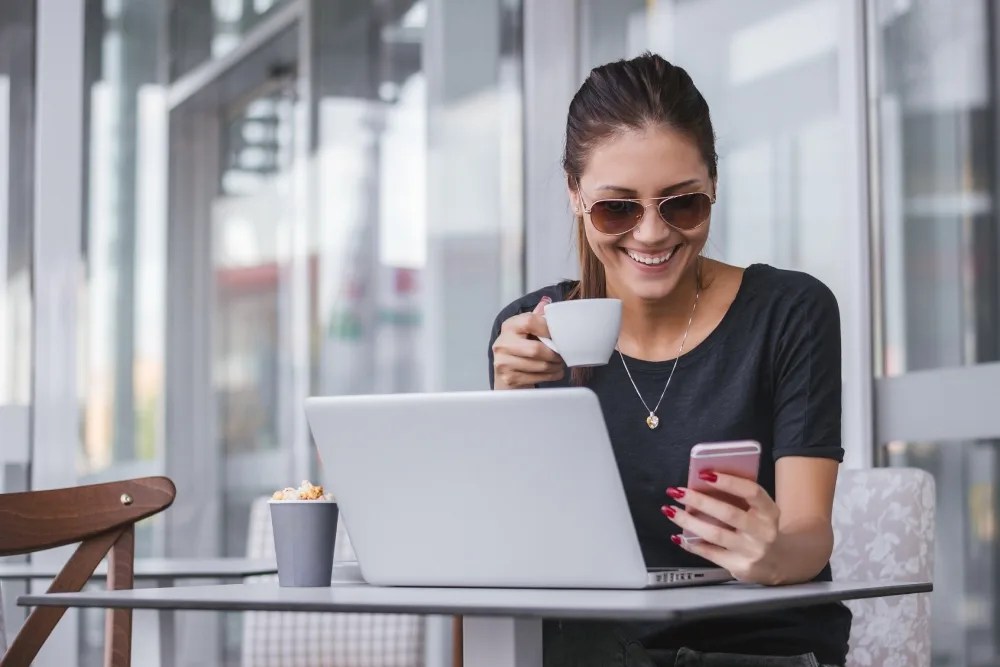 mujer buscando qué son los ingresos pasivos