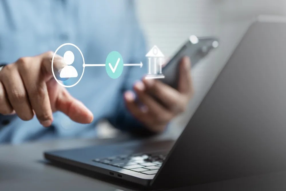 persona en laptop utilizando servicios de envió de dinero