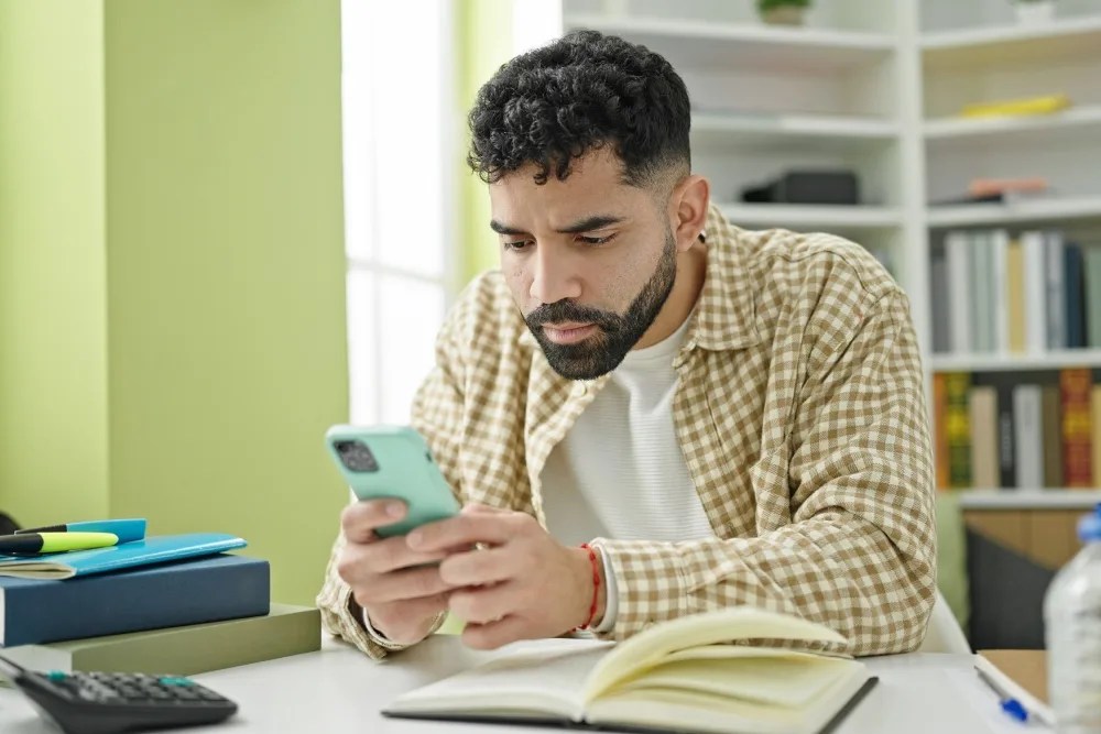Trabajador revisando si recibirá  utilidades