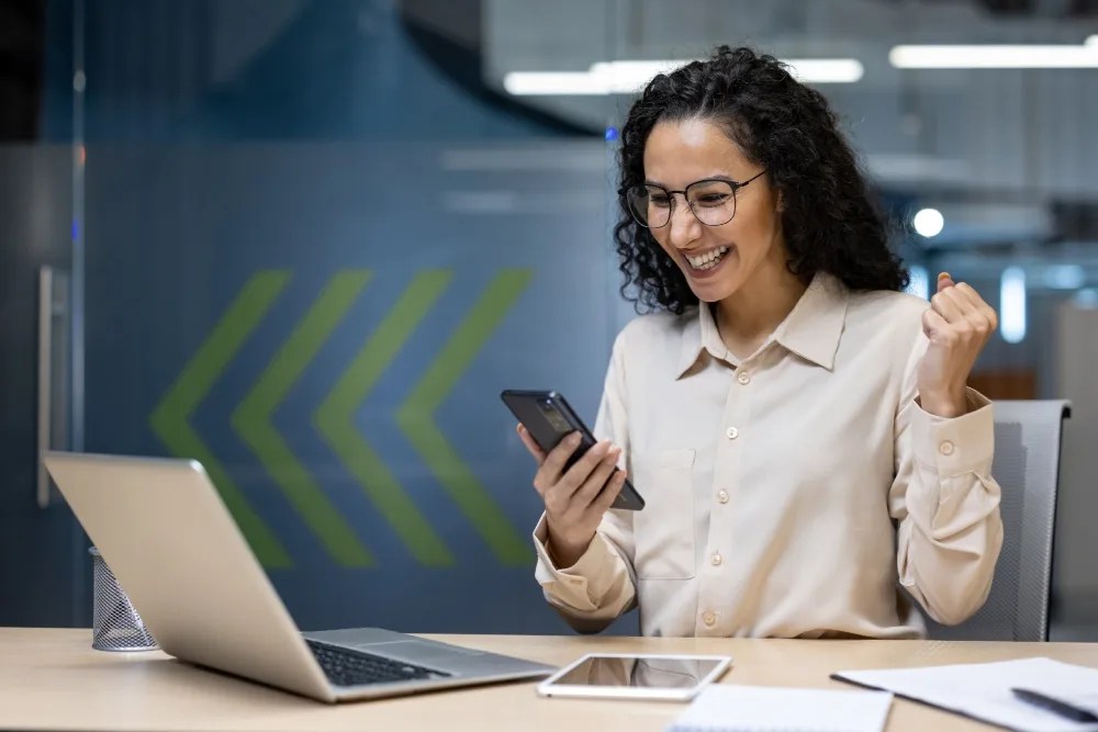 mujer revisando sus utilidades