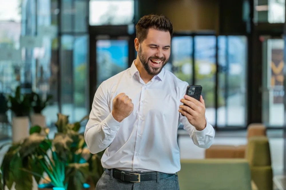 Hombre contento revisando sus utilidades