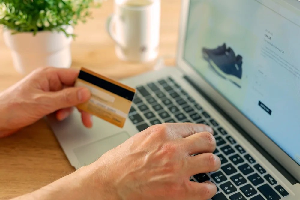 persona comprando a meses sin intereses por internet