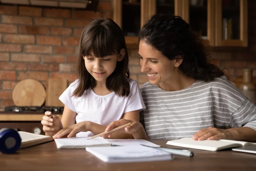 Madre entregando consejos financieros a su hija