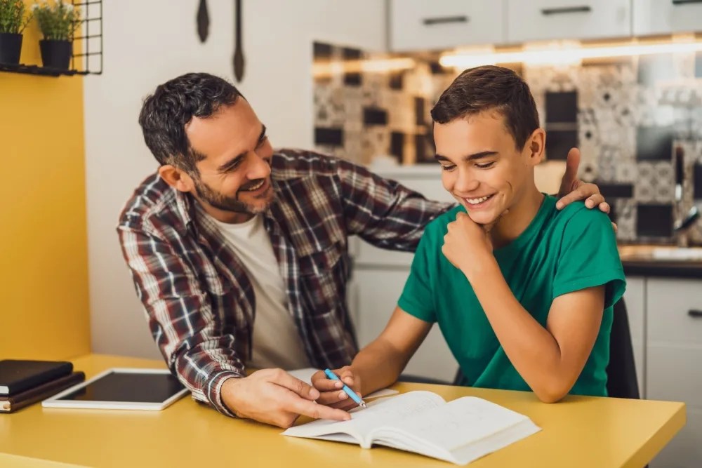 Padre entregando consejos financieros a su hijo