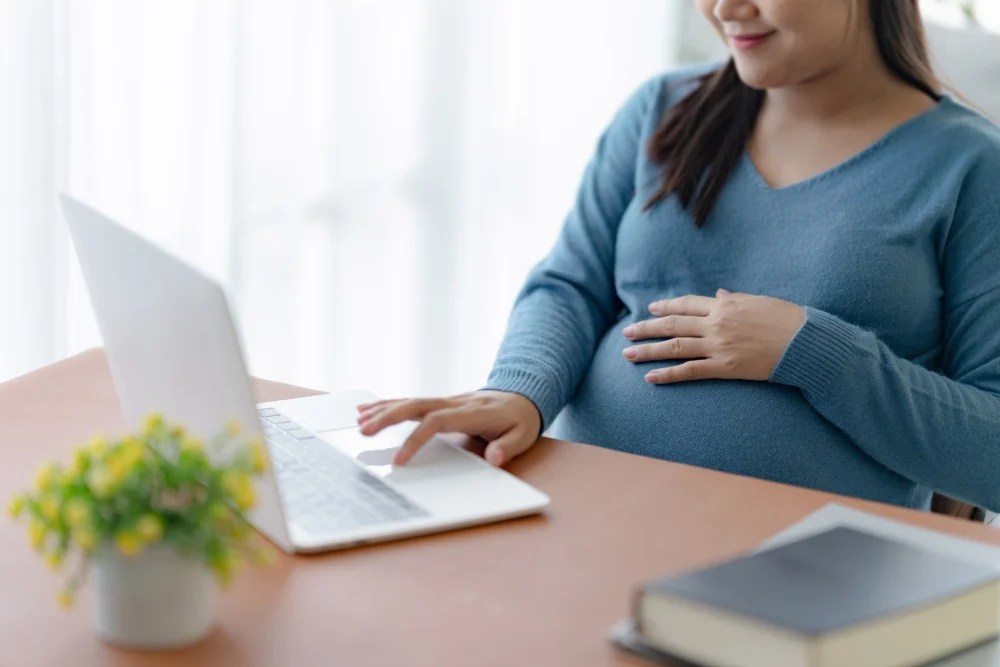 Mujer embarazada calculando cuánto se gasta en un bebé al año