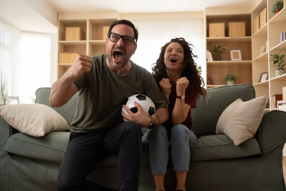 pareja celebrando partido de futbol