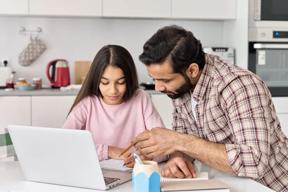 padre enseñando a hija sobre responsabilidad financiera