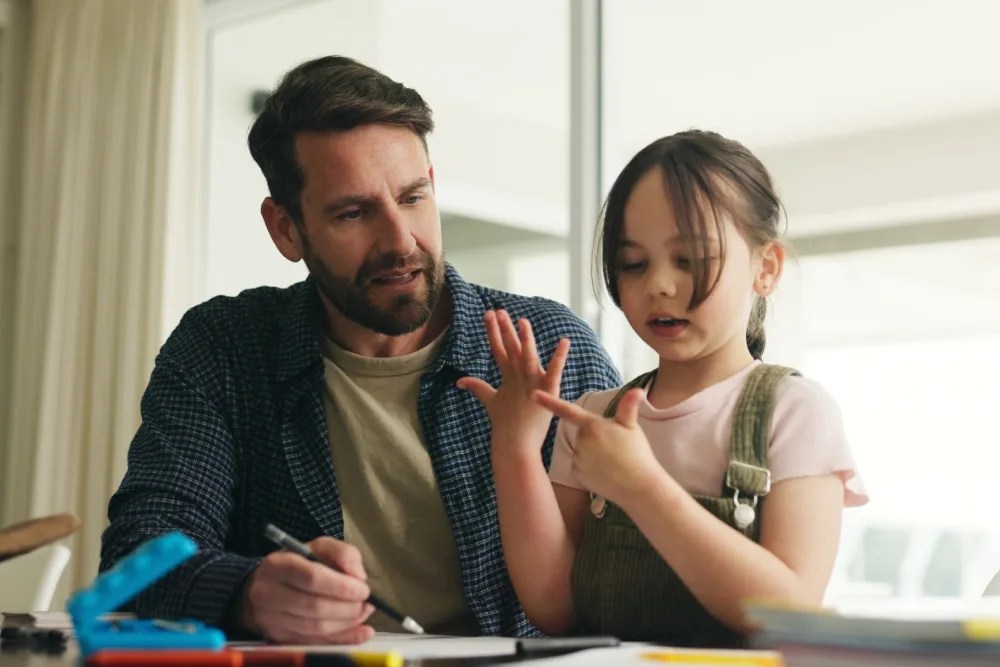 Padre enseñando sobre finanzas a hija