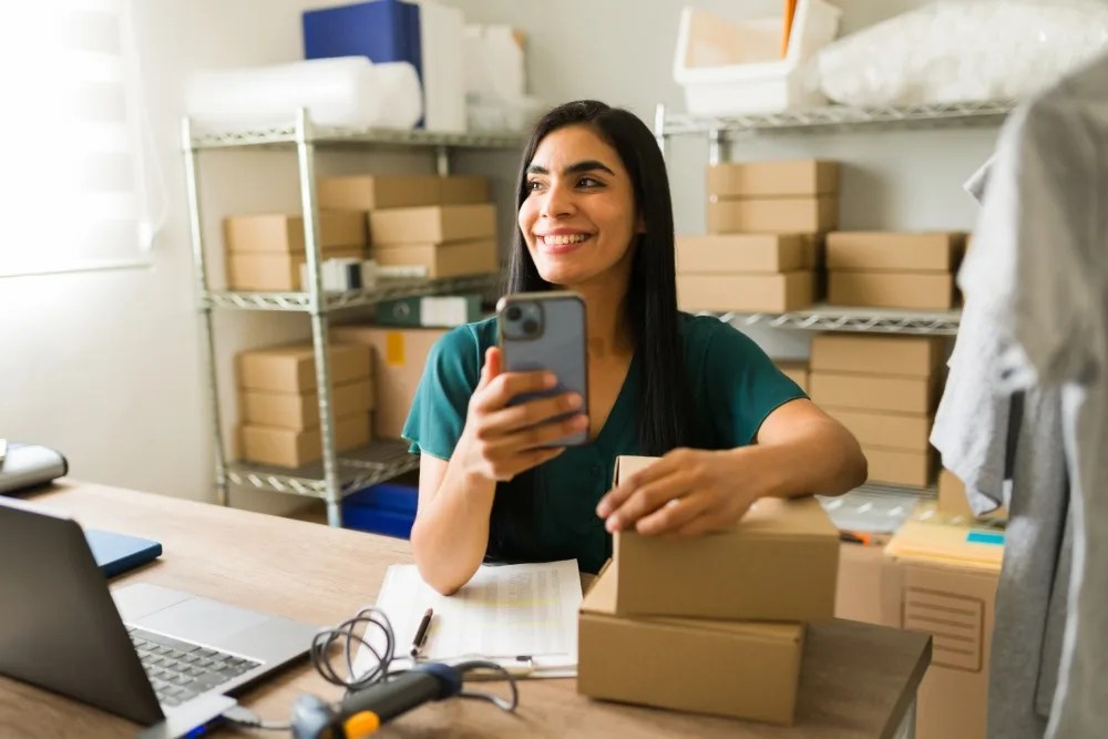 mujer investigando ideas de negocios para emprender