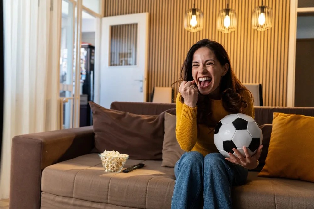 mujer feliz en mundial al tener ideas de negocio para ganar dinero extra