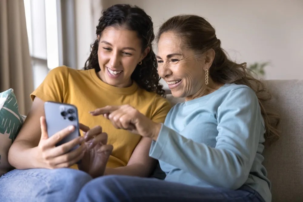 Madre e hija revisando recibo de remesas