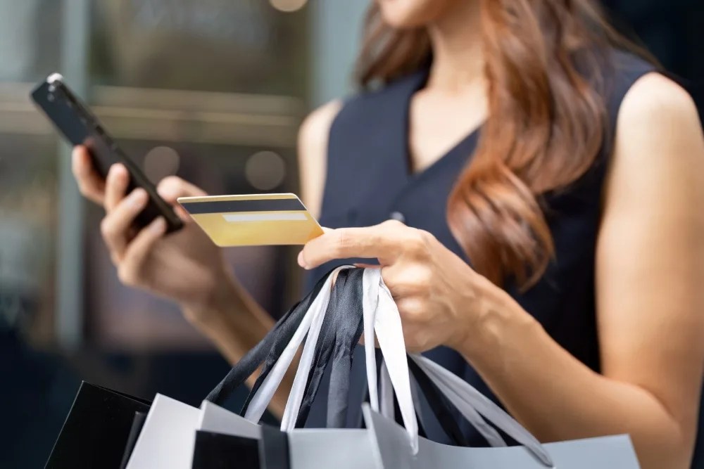 persona pagando a meses sin intereses