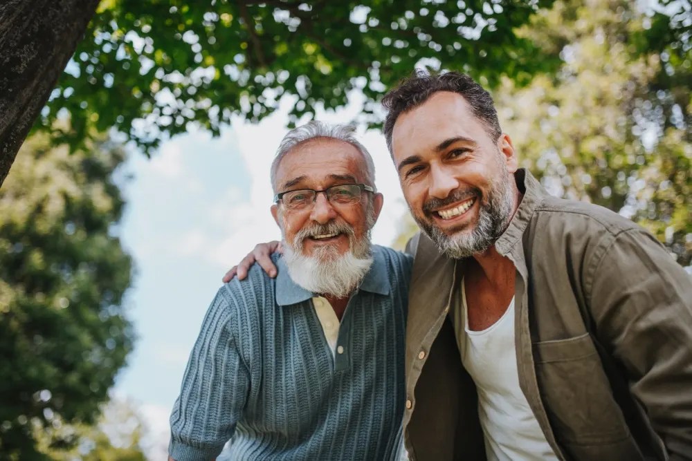 hombre con su padre: plan personal de retiro
