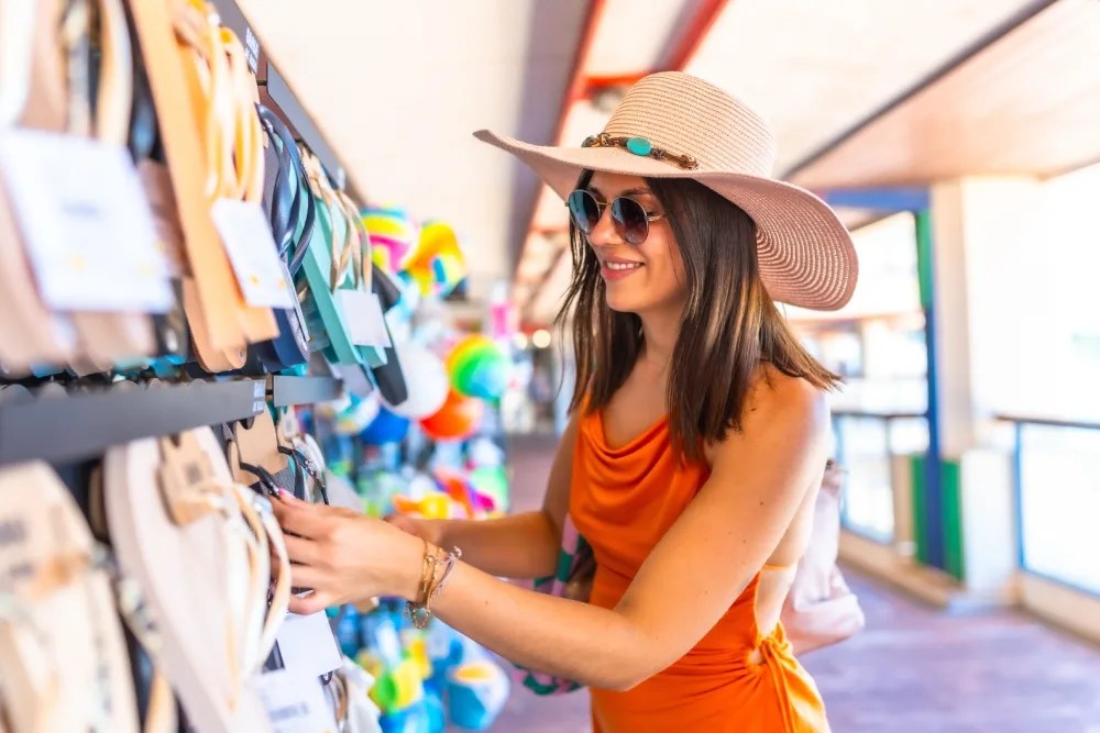 mujer haciendo compras de verano