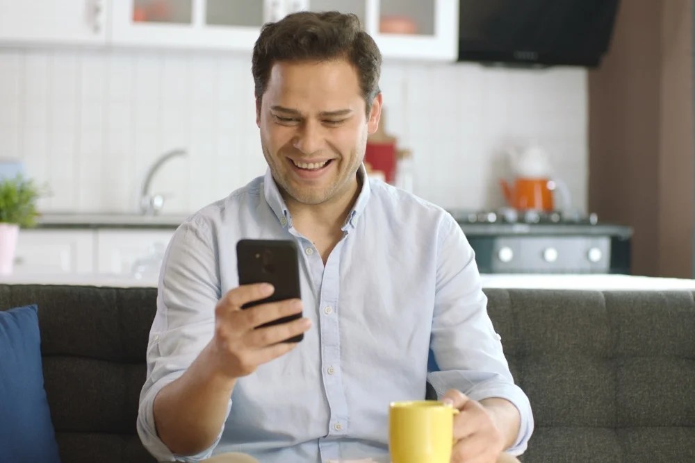 Hombre revisando su ahorro en su celular