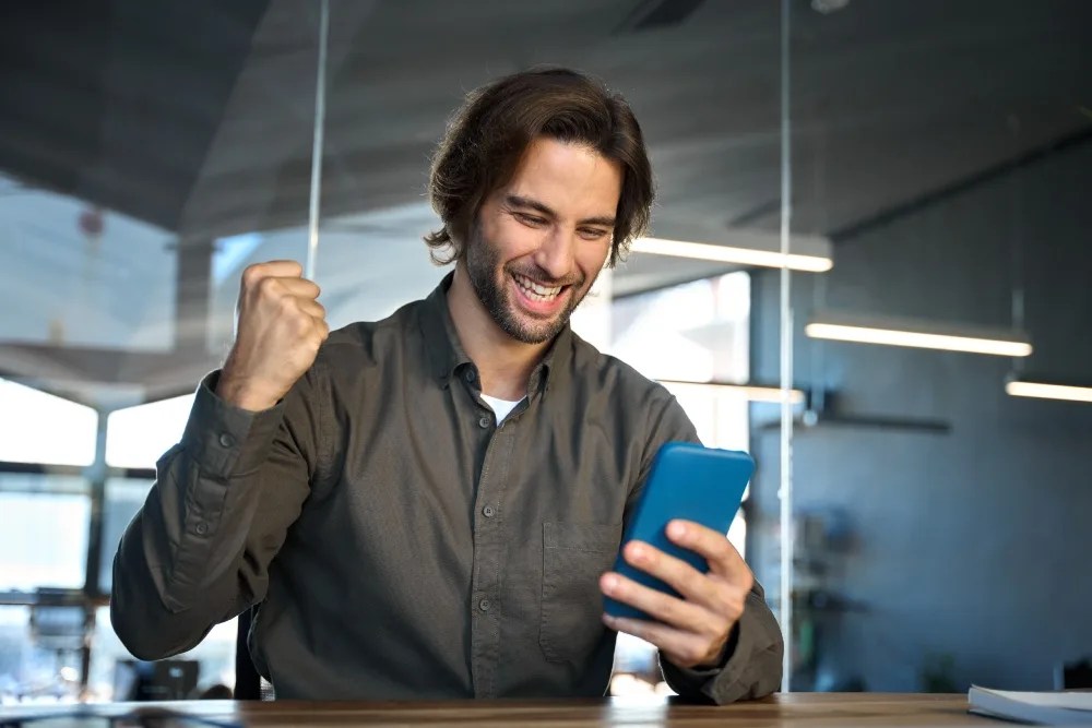 Hombre contento con los beneficios de pagar un crédito anticipado