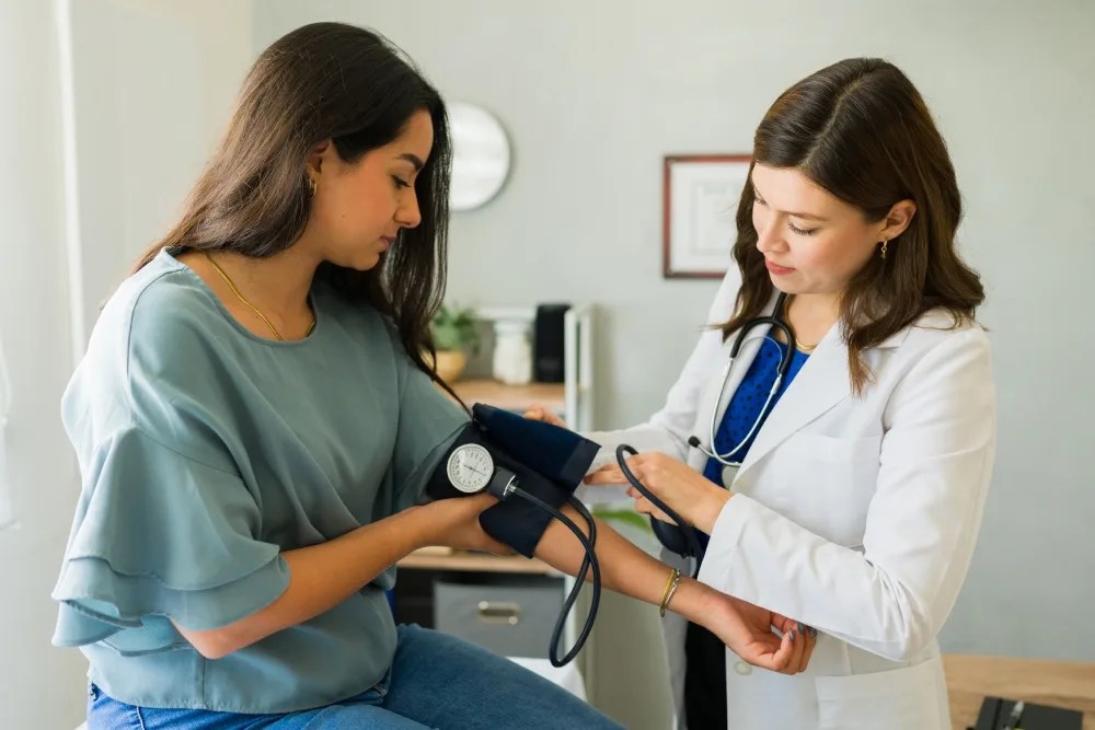 mujer en el médico gracias a la cobertura del seguro