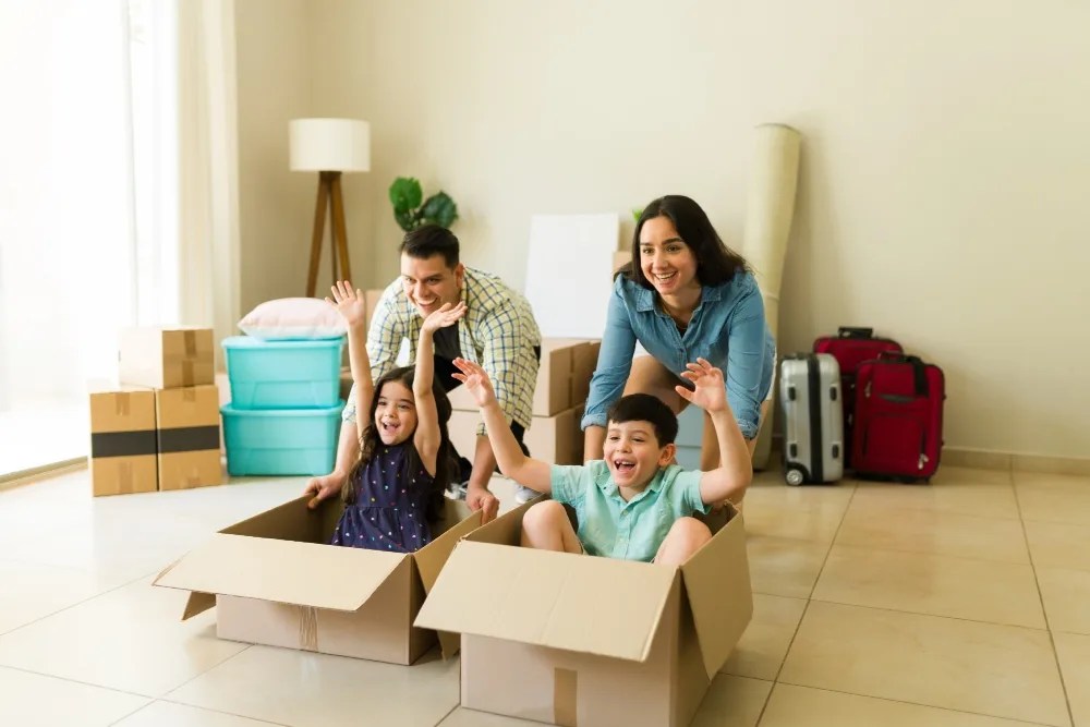 familia en su nueva casa: coberturas de seguro de vida