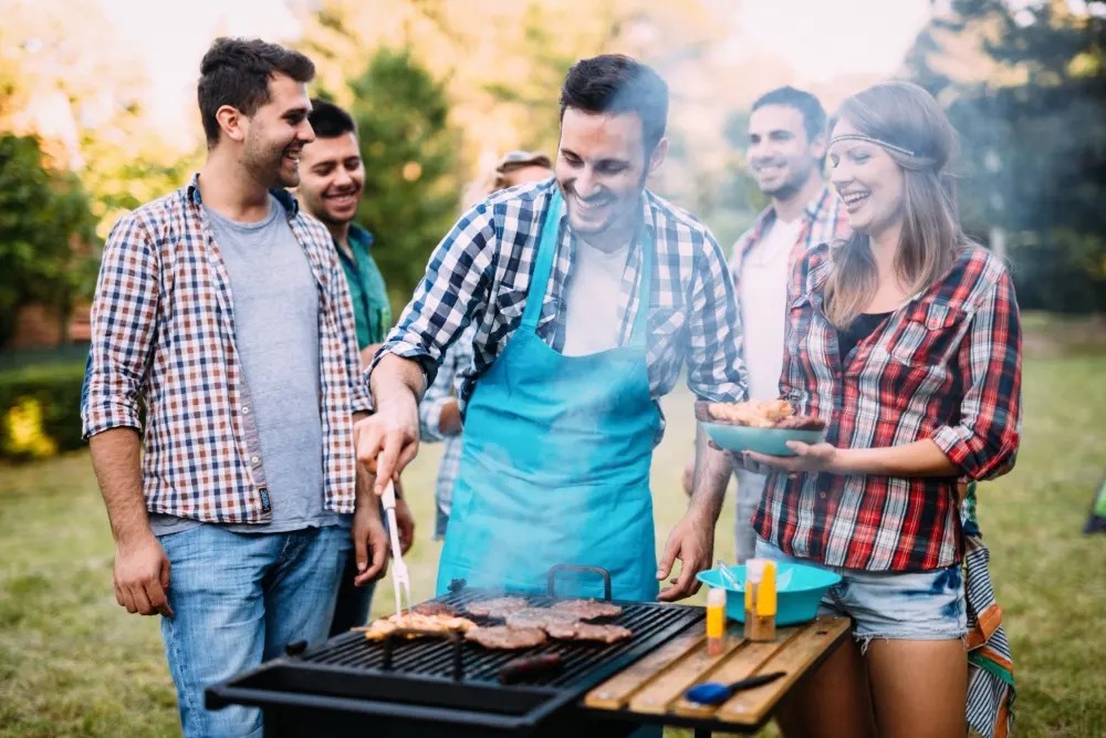 grupo de amigos en parrillada al saber cómo hacer un presupuesto para evento