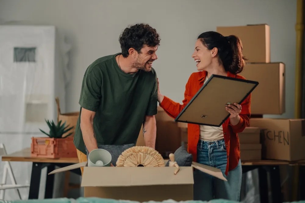 comparar créditos hipotecarios: pareja desempacando la mudanza