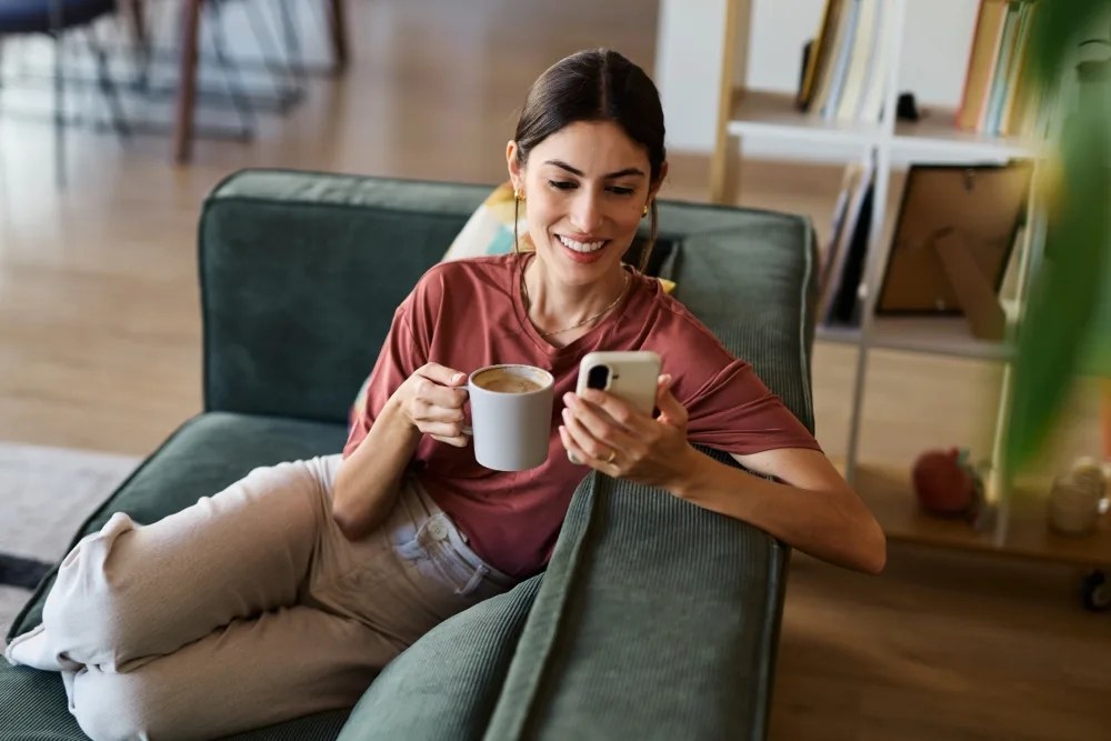 Mujer gestionando tranquilamente sus finanzas