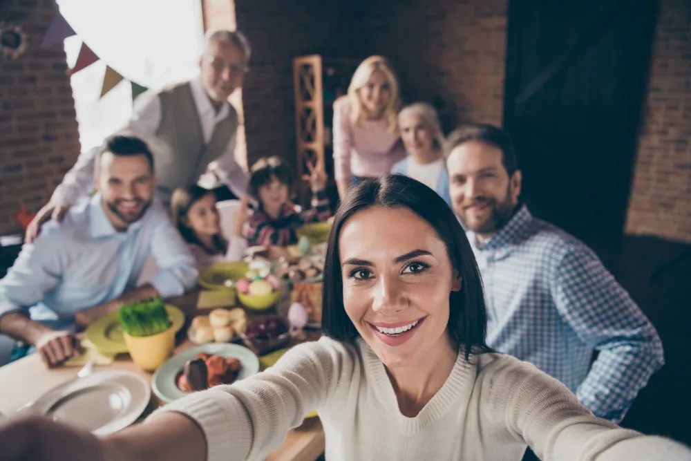 Familia contenta tras organizar su presupuesto familiar