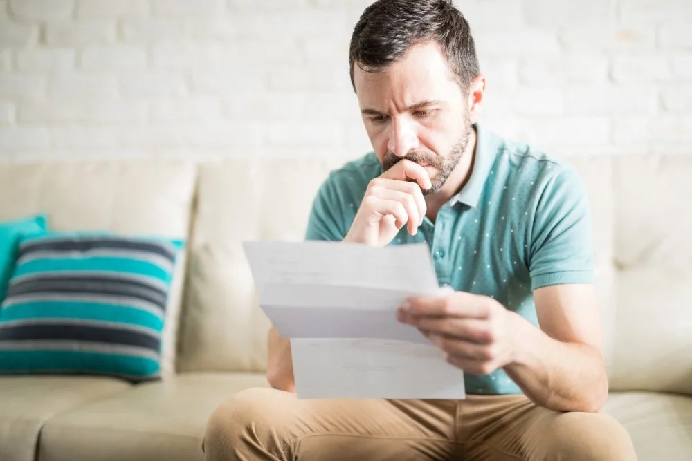 Hombre revisando el pago por crédito de vivienda