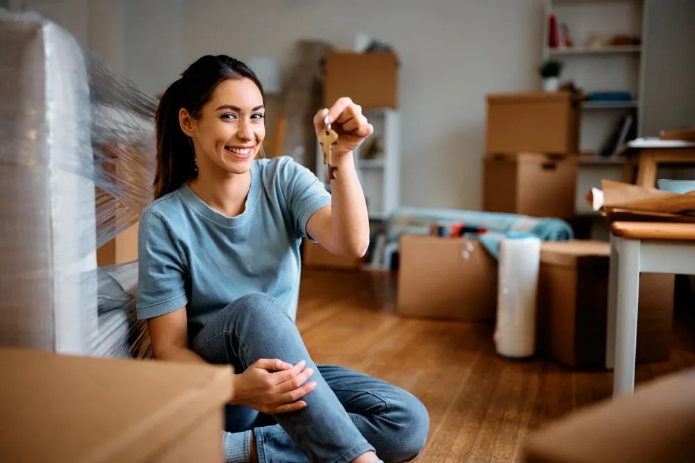 mujer en su nueva casa al obtener un crédito hipotecario