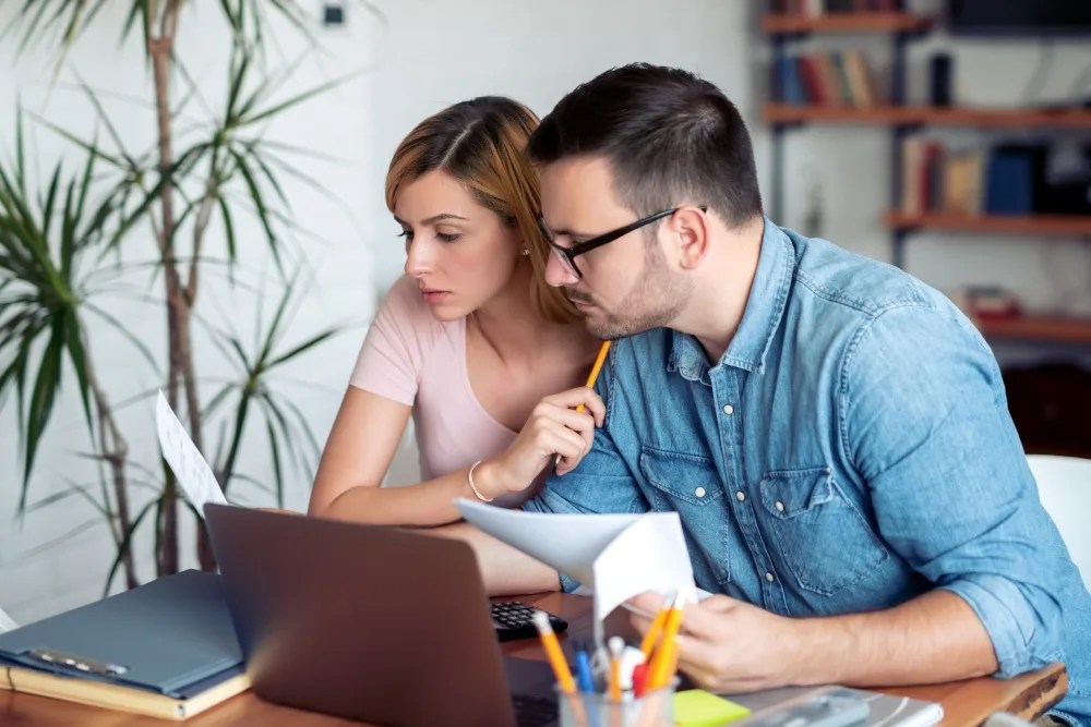 Pareja revisando si tienen morosidad en crédito hipotecario