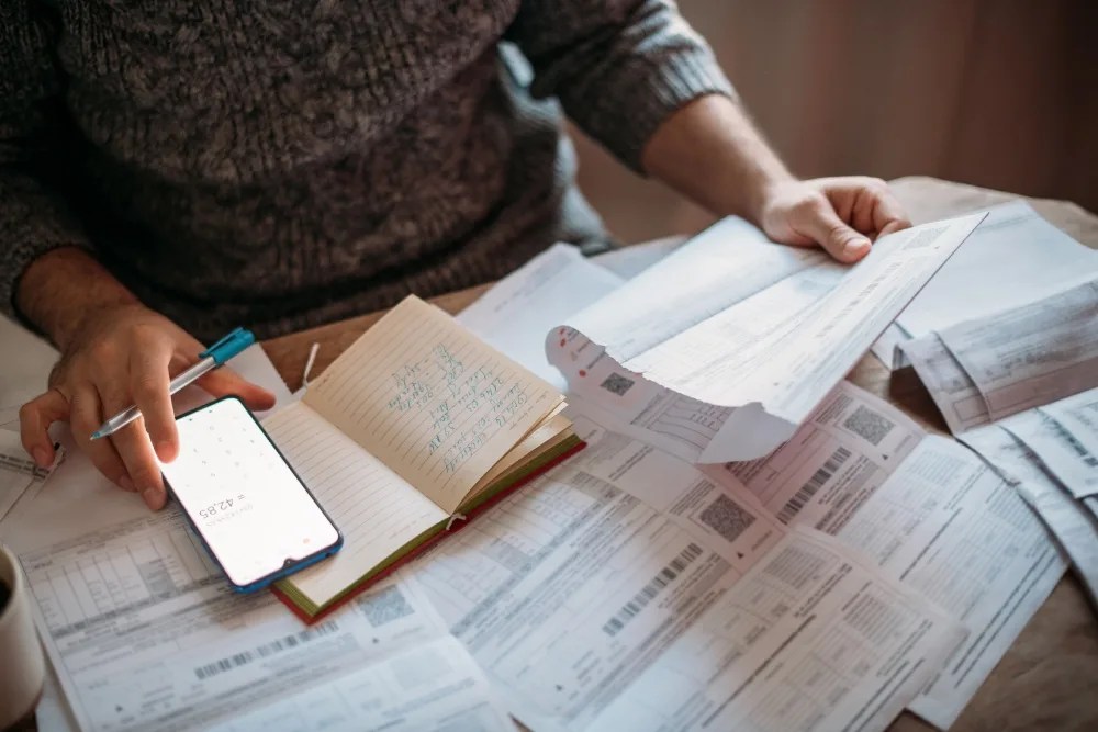 persona revisando documentos para reestructurar deuda