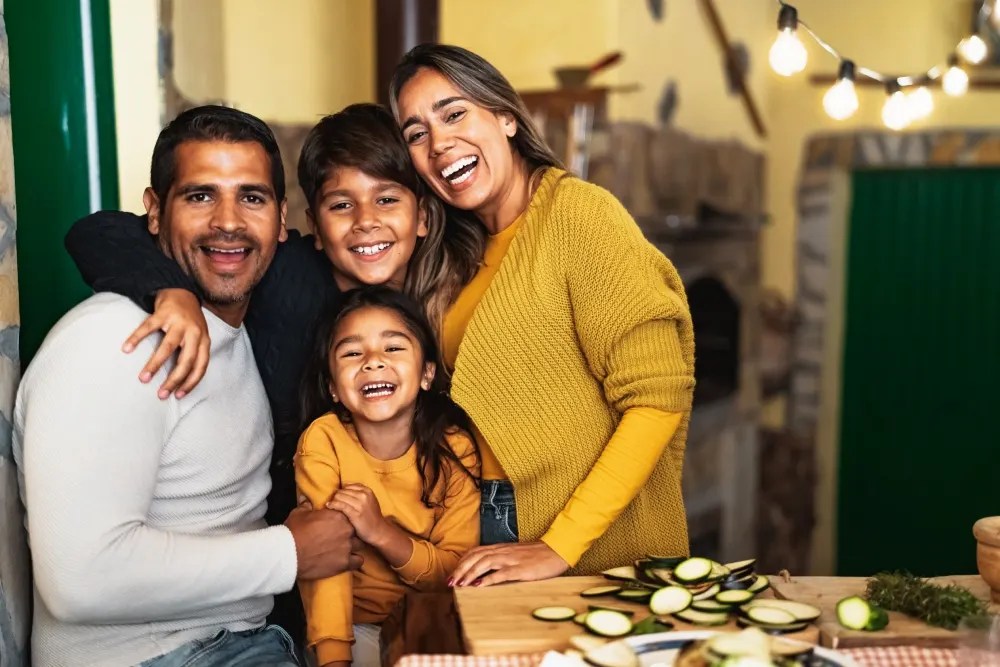 familia contenta tras recibir remesas en méxico de forma segura
