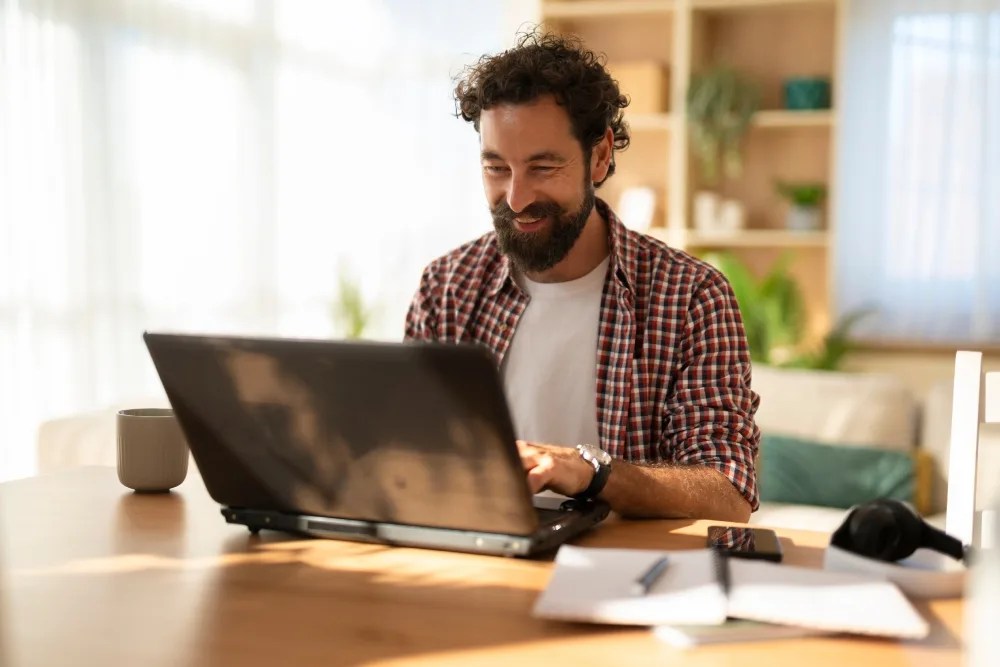 hombre revisando en computador su estado de cuenta afore