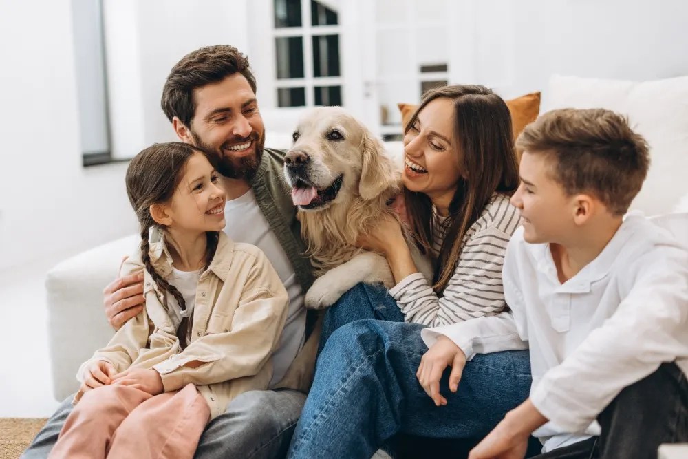 familia y su mascota: seguro de vida en crédito hipotecario