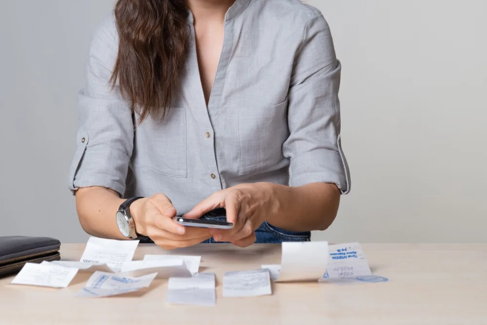 Mujer revisando sus gastos y ahorro