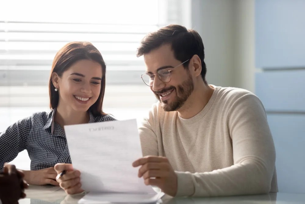 pareja revisando certificado de deuda cero