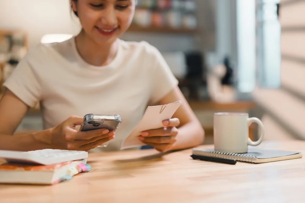 Mujer revisando su ahorro tras organizar sus gastos hormigas