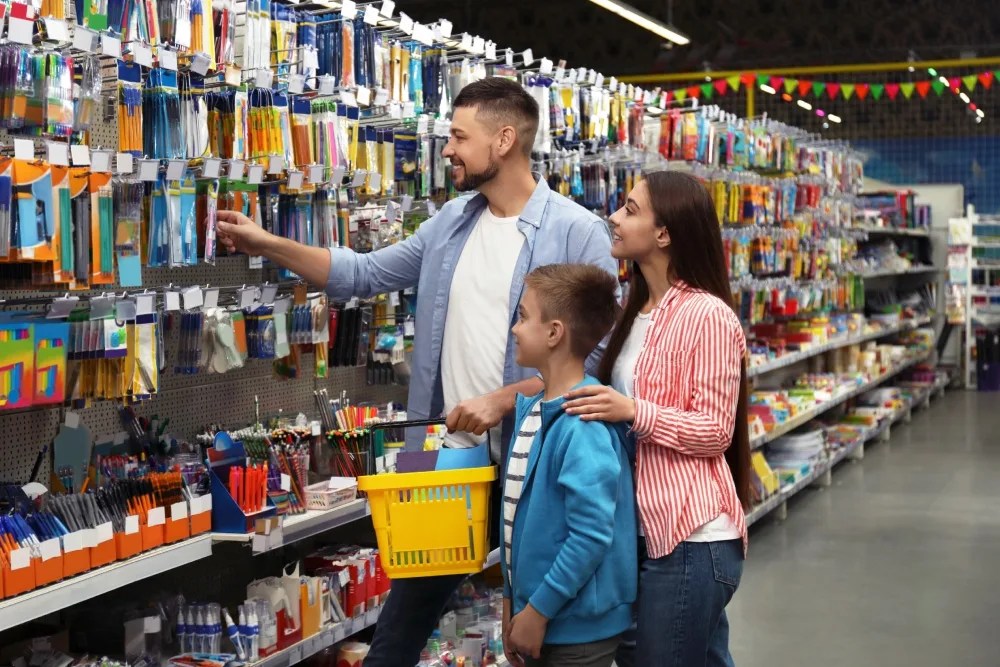 Familia comprando los útiles escolares de su hijo