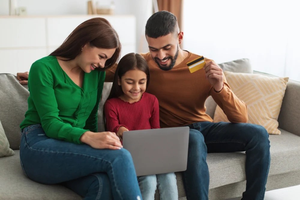 Familia revisando su presupuesto para los gastos del regreso a clases