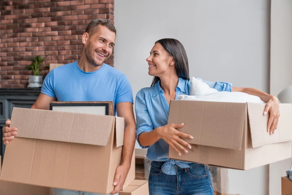 pareja mudandose y preparandose para pagar mensualidad de crédito hipotecario