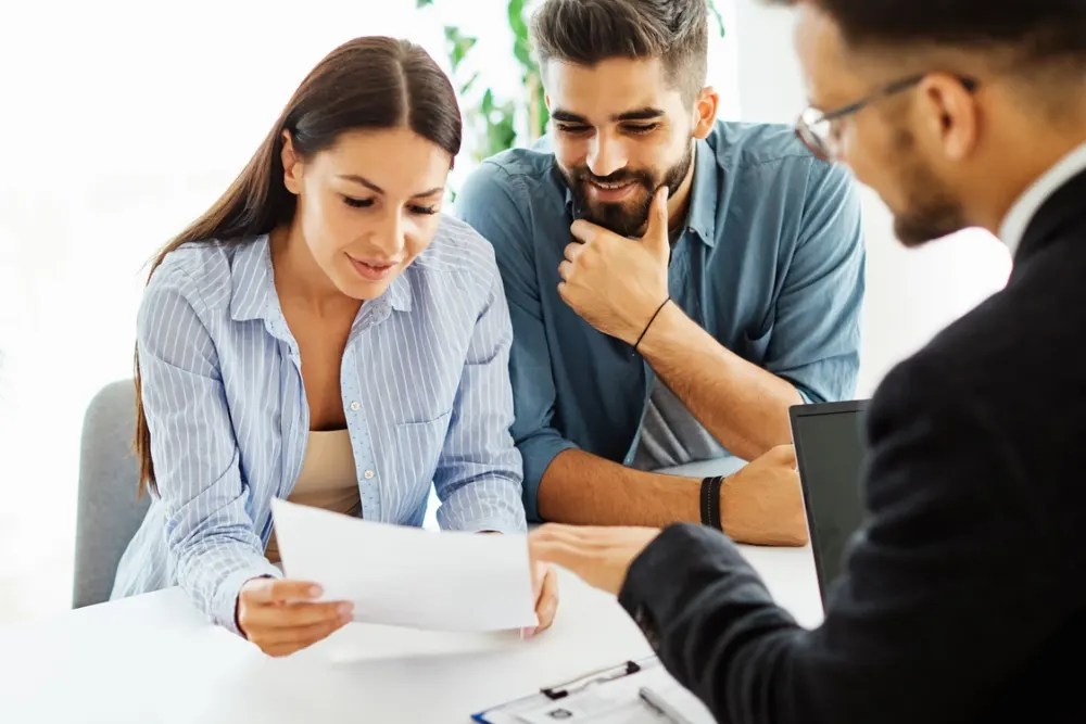 pareja revisando el reporte de buro de crédito