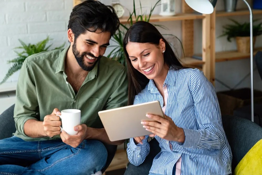 pareja revisando los requisitos para crédito hipotecario.