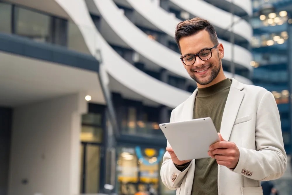 Hombre en tablet contento tras ver si ahorro para imprevistos