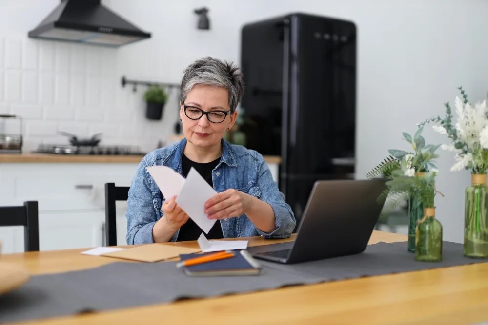 Mujer revisando documentos para recibir su pensión en imss