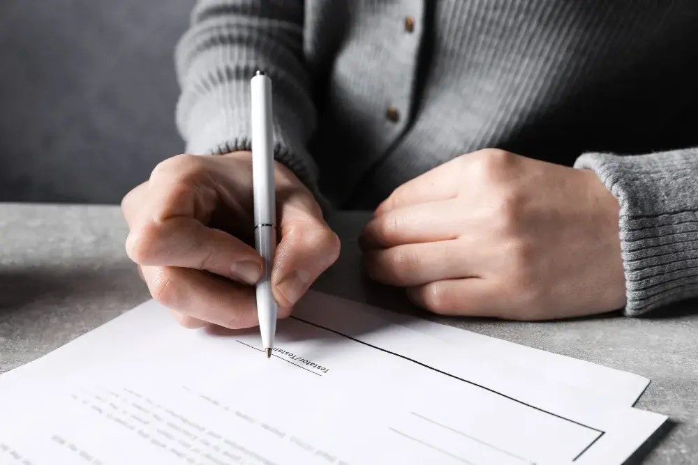 Beneficiario de cuenta bancaria firmando documento