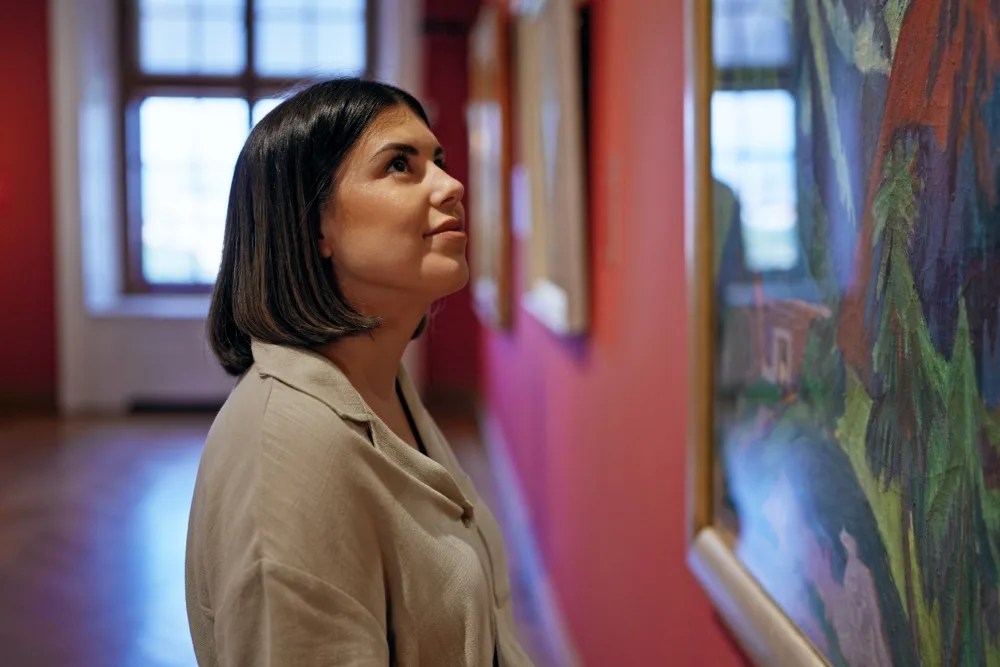mujer en el museo